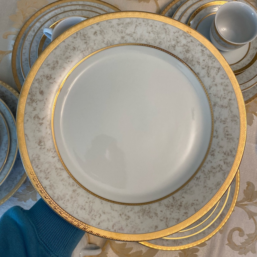 Royal Heritage Prestige Primavera large dinner plate. Encrusted gold band